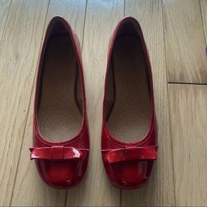 Clarks Women's Charmed Bow Pump Patent Red in US size 6